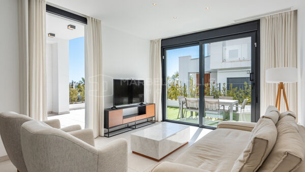 Modernes Haus mit vier Schlafzimmern und Dach-Jacuzzi in Los Miradores del Sol, Estepona Ost