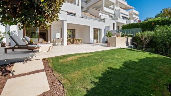 Renovierte Erdgeschoss-Maisonette mit 4 Schlafzimmern in erster Golflinie Los Naranjos, Alcores del Golf, Nueva Andalucía