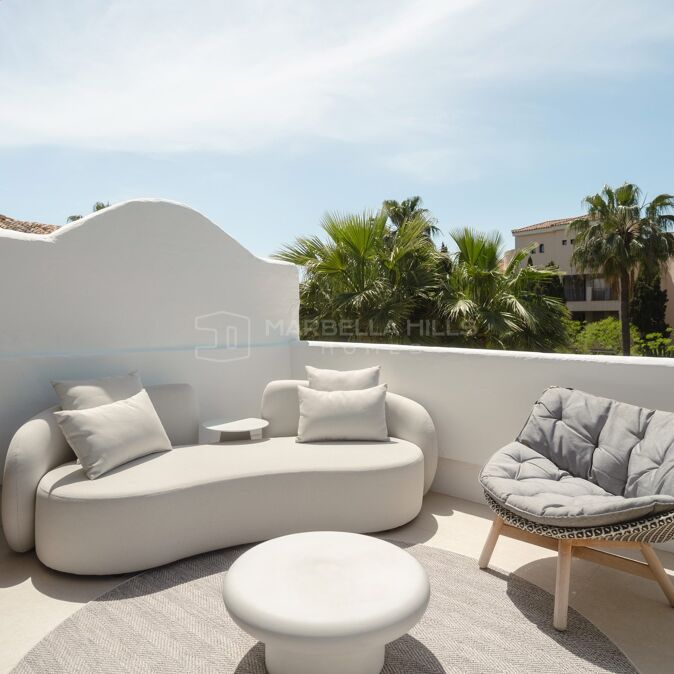Penthouse duplex rénové près de la plage à Jardines de las Fuentes, Puerto Banús