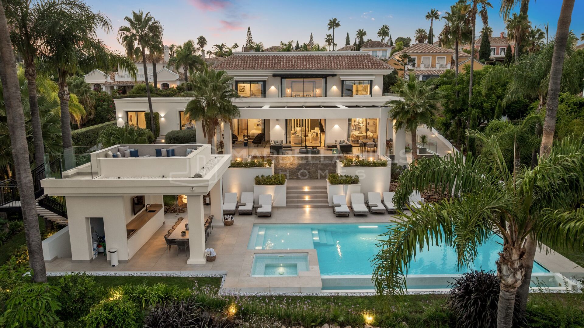Renovierte zeitgenössische Villa mit 7 Schlafzimmern und Poolpavillon in El Paraíso, New Golden Mile