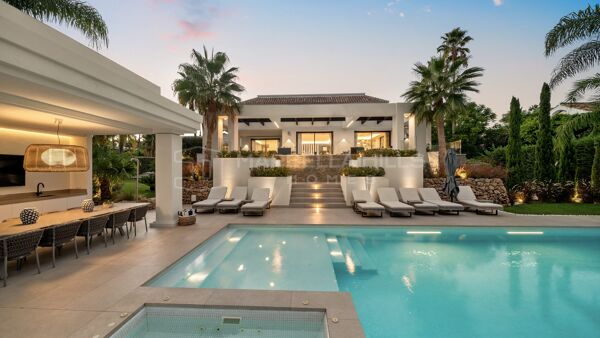 Renovierte zeitgenössische Villa mit 7 Schlafzimmern und Poolpavillon in El Paraíso, New Golden Mile