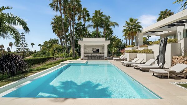 Renovierte zeitgenössische Villa mit 7 Schlafzimmern und Poolpavillon in El Paraíso, New Golden Mile