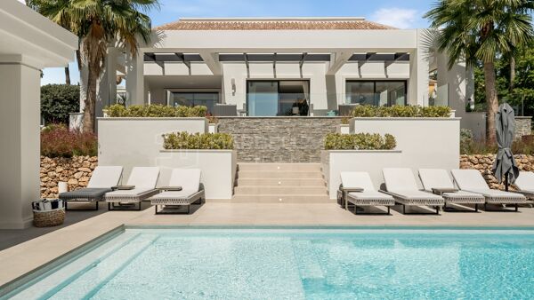 Renovierte zeitgenössische Villa mit 7 Schlafzimmern und Poolpavillon in El Paraíso, New Golden Mile