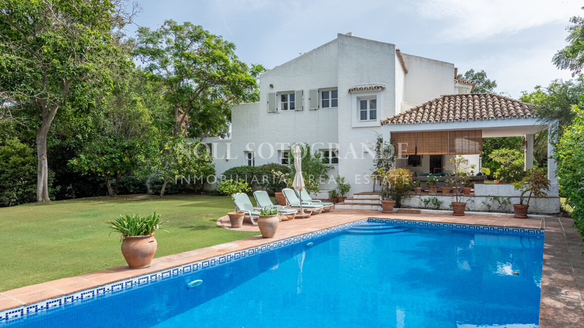 Villa Eucalyptus Bloom - Sotogrande Alto, Charmante traditionelle Villa zu verkaufen