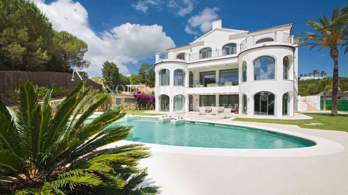 Villa Margarita - Elegante Villa mit sieben Schlafzimmern und atemberaubendem Meerblick in Sotogrande