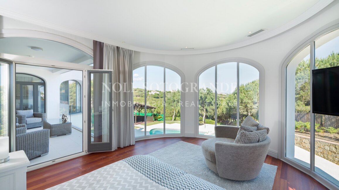 Villa Margarita - Elegante Villa mit sieben Schlafzimmern und atemberaubendem Meerblick in Sotogrande