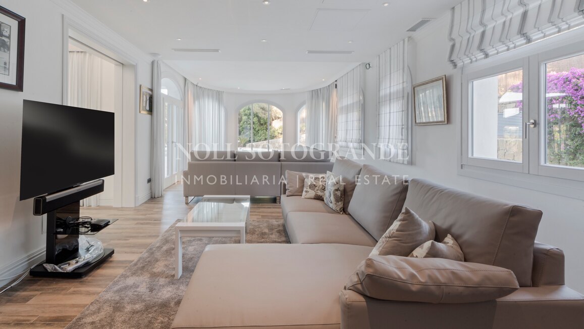 Villa Margarita - Elegante Villa mit sieben Schlafzimmern und atemberaubendem Meerblick in Sotogrande