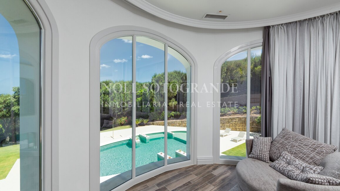 Villa Margarita - Elegante Villa mit sieben Schlafzimmern und atemberaubendem Meerblick in Sotogrande