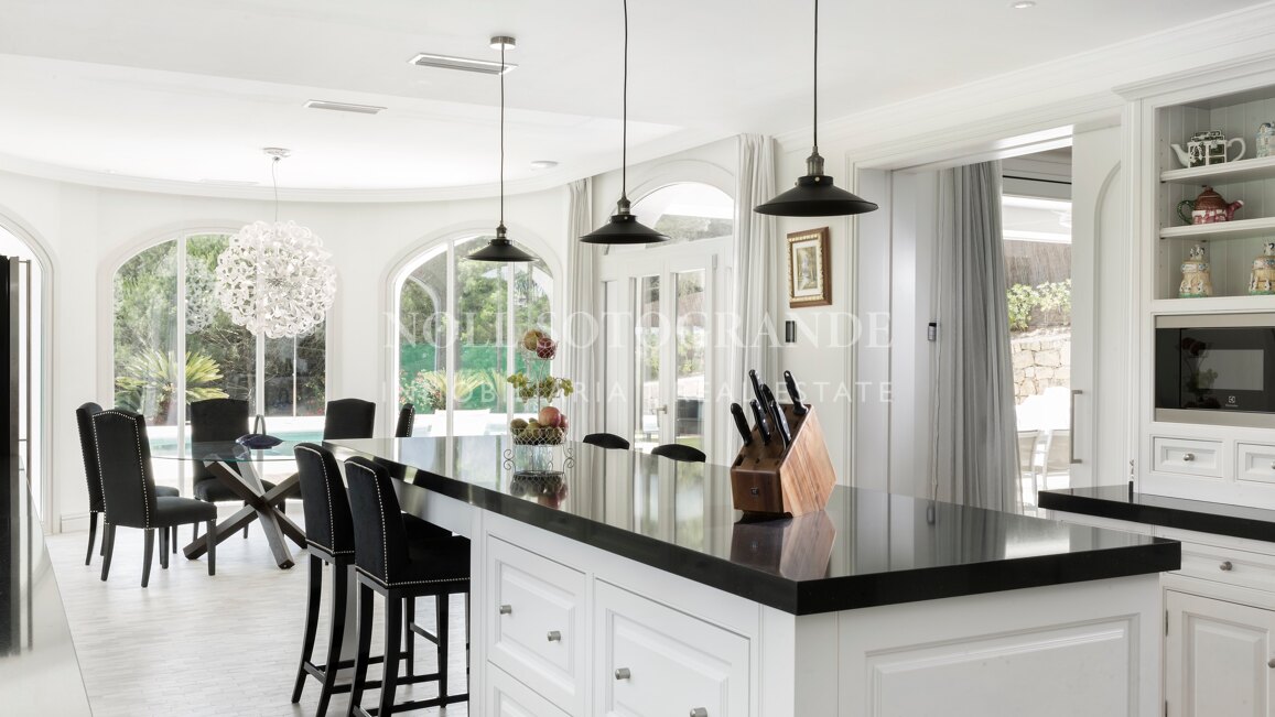 Villa Margarita - Elegante Villa mit sieben Schlafzimmern und atemberaubendem Meerblick in Sotogrande