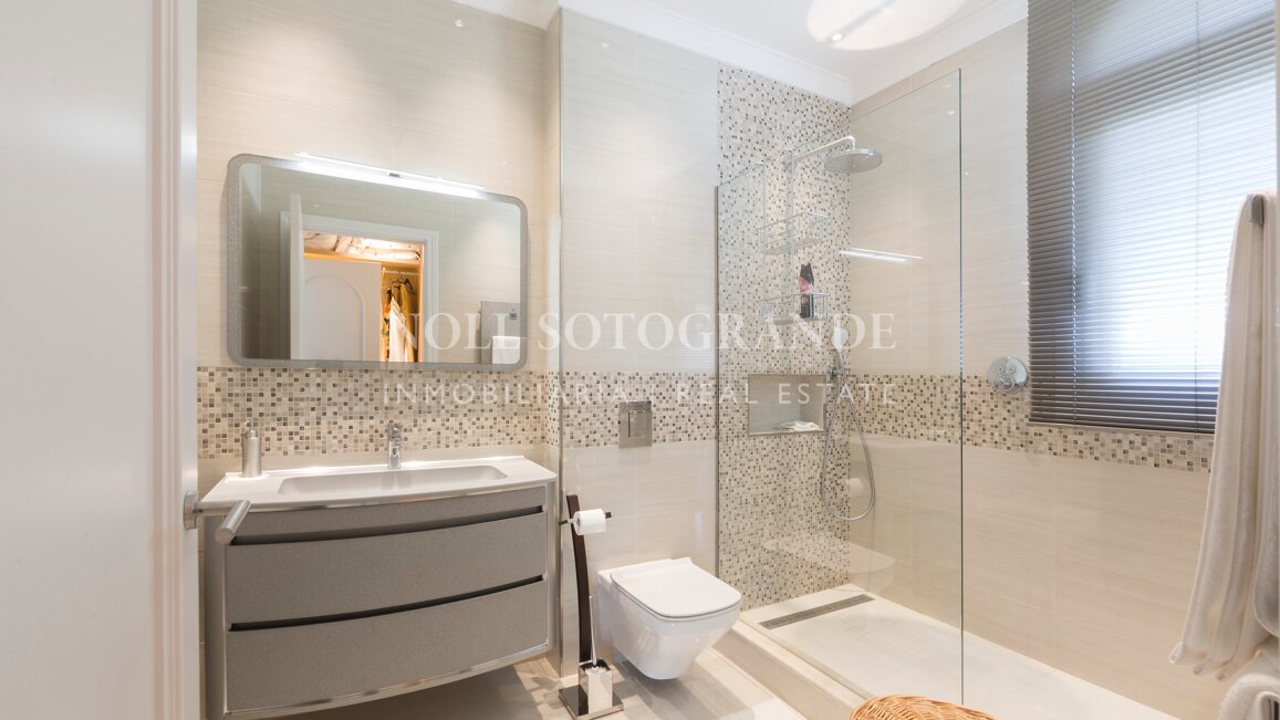 Villa Margarita - Elegante Villa mit sieben Schlafzimmern und atemberaubendem Meerblick in Sotogrande