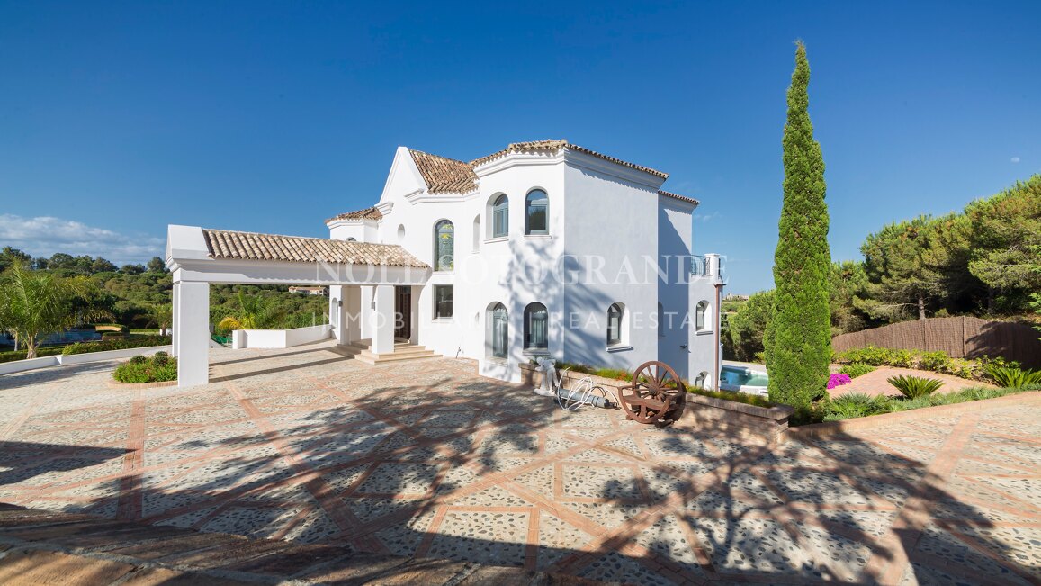 Villa Margarita - Elegante Villa mit sieben Schlafzimmern und atemberaubendem Meerblick in Sotogrande