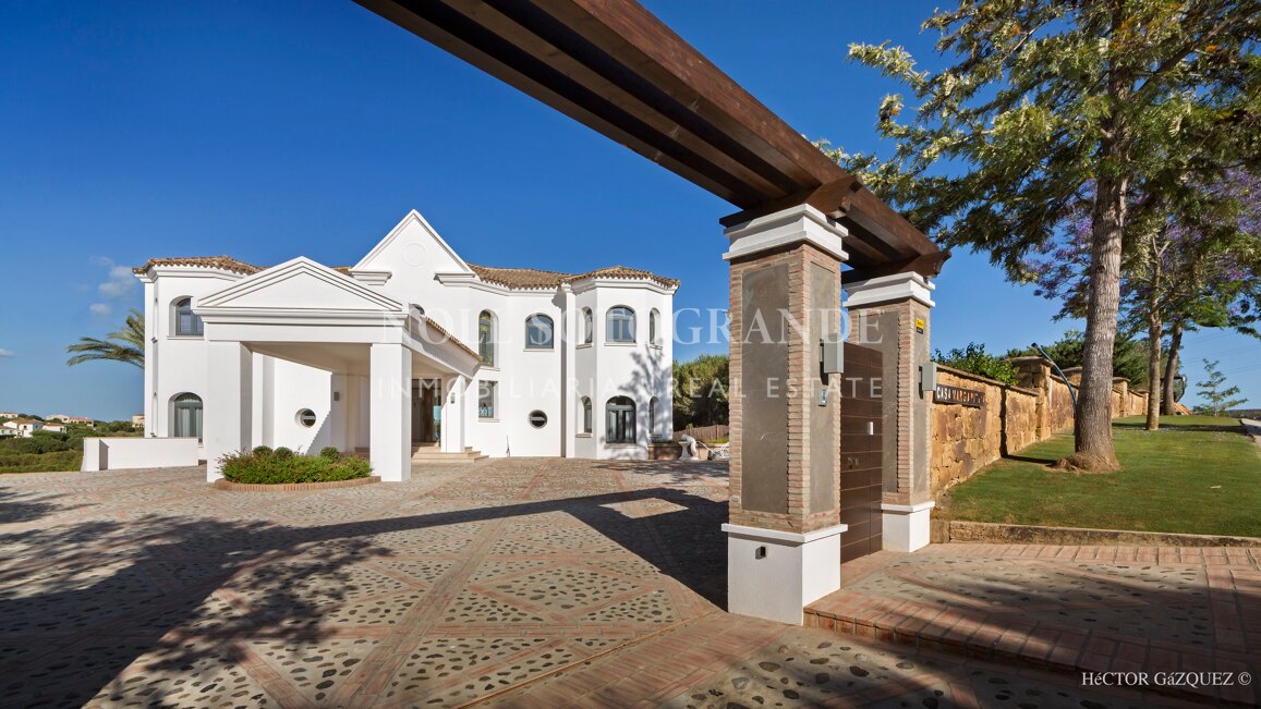 Villa Margarita - Elegante Villa mit sieben Schlafzimmern und atemberaubendem Meerblick in Sotogrande