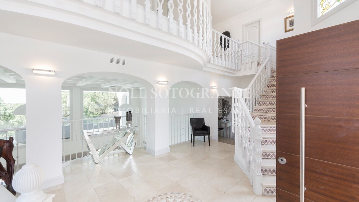 Villa Margarita - Elegante Villa mit sieben Schlafzimmern und atemberaubendem Meerblick in Sotogrande