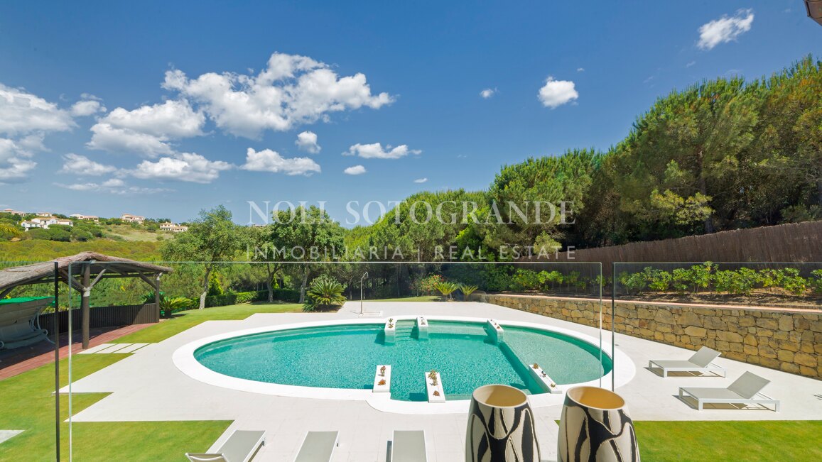 Villa Margarita - Elegante Villa mit sieben Schlafzimmern und atemberaubendem Meerblick in Sotogrande