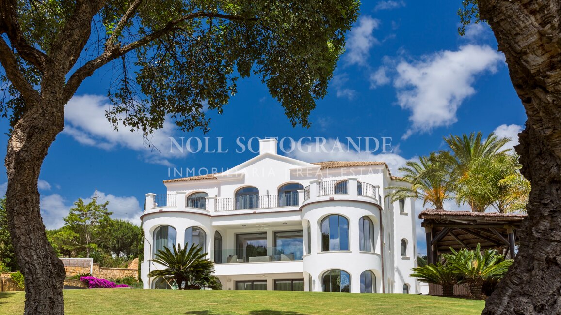 Villa Margarita - Elegante Villa mit sieben Schlafzimmern und atemberaubendem Meerblick in Sotogrande