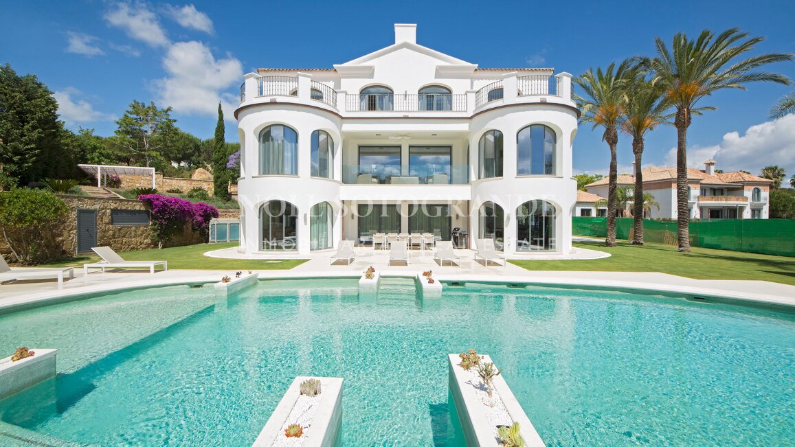 Villa Margarita - Elegante Villa mit sieben Schlafzimmern und atemberaubendem Meerblick in Sotogrande