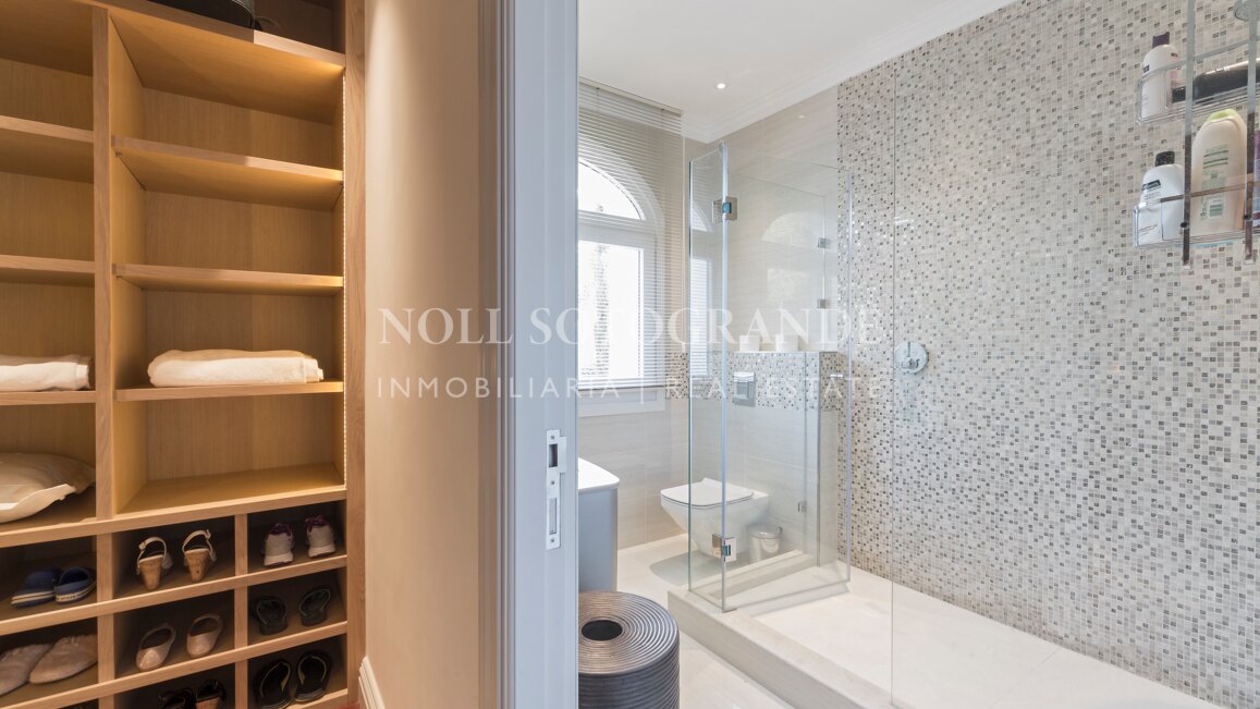 Villa Margarita - Elegante Villa mit sieben Schlafzimmern und atemberaubendem Meerblick in Sotogrande