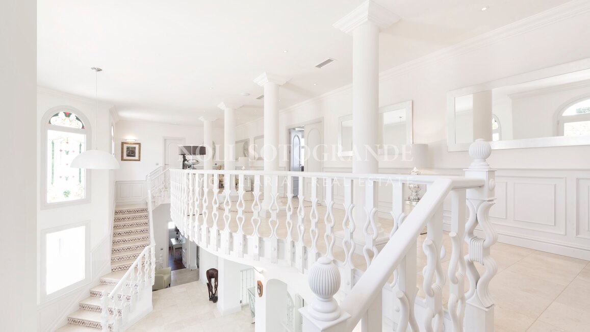 Villa Margarita - Elegante Villa mit sieben Schlafzimmern und atemberaubendem Meerblick in Sotogrande