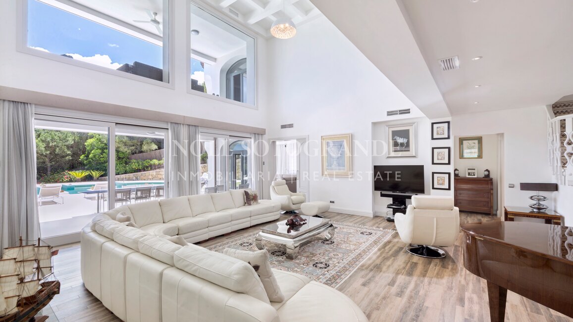 Villa Margarita - Elegante Villa mit sieben Schlafzimmern und atemberaubendem Meerblick in Sotogrande