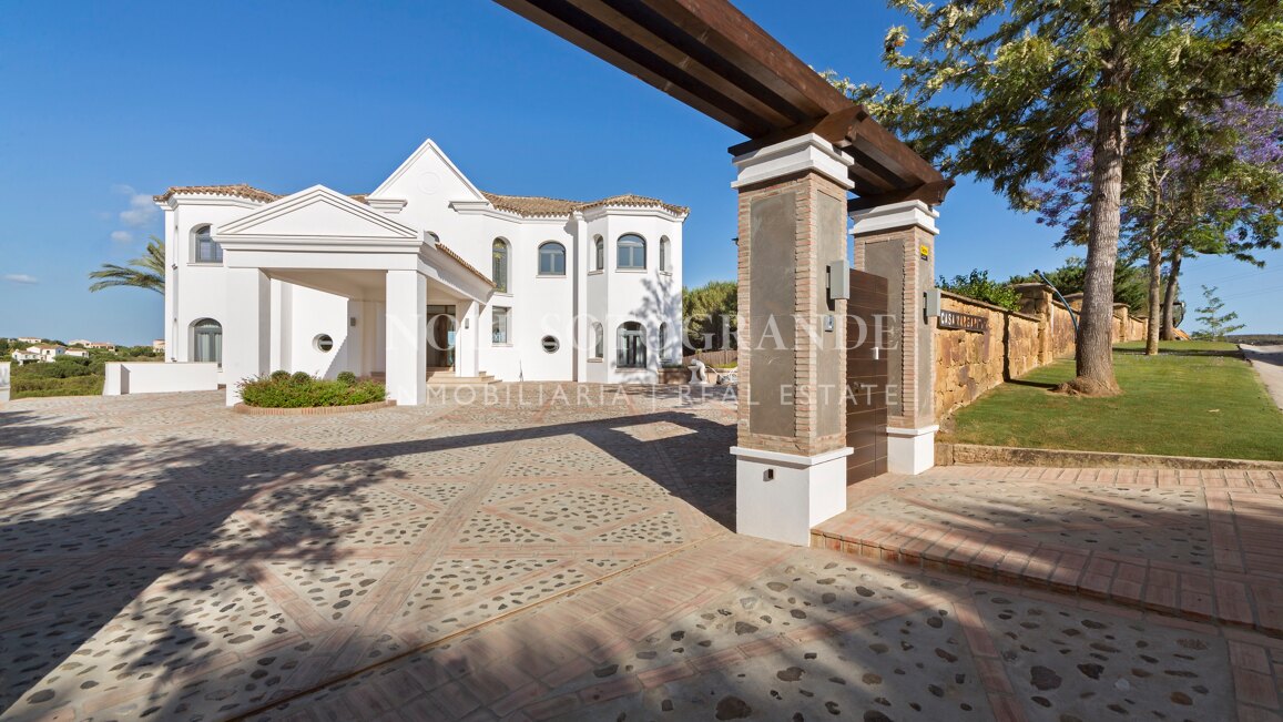 Villa Margarita - Elegante Villa mit sieben Schlafzimmern und atemberaubendem Meerblick in Sotogrande