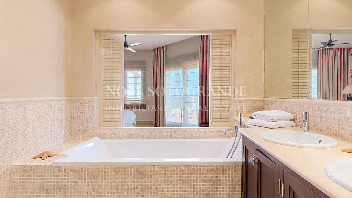 Villa Gaura Bloom - Luxuriöse 6-Schlafzimmer-Villa mit Meerblick in Sotogrande Alto