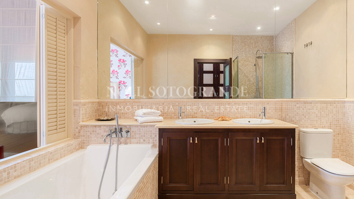 Villa Gaura Bloom - Luxuriöse 6-Schlafzimmer-Villa mit Meerblick in Sotogrande Alto