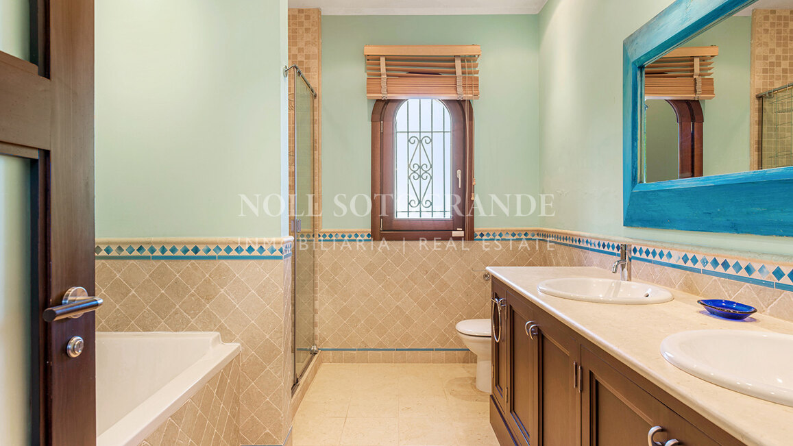 Villa Gaura Bloom - Luxuriöse 6-Schlafzimmer-Villa mit Meerblick in Sotogrande Alto