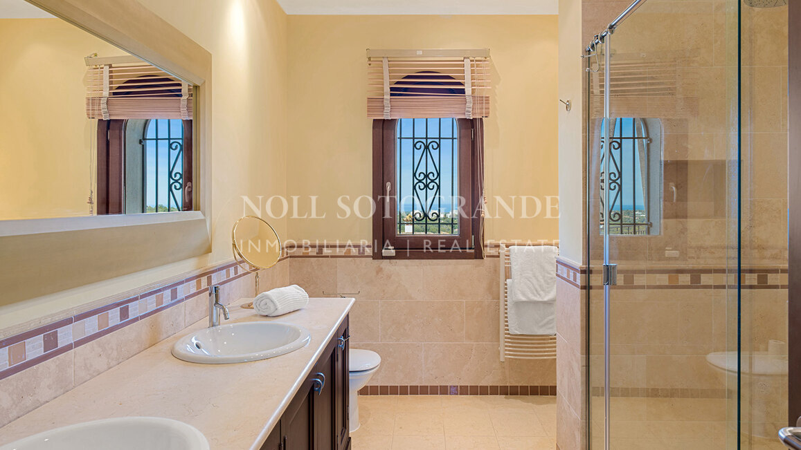 Villa Gaura Bloom - Luxuriöse 6-Schlafzimmer-Villa mit Meerblick in Sotogrande Alto