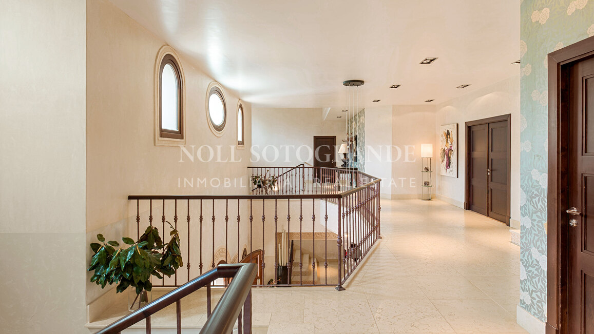 Villa Gaura Bloom - Luxuriöse 6-Schlafzimmer-Villa mit Meerblick in Sotogrande Alto