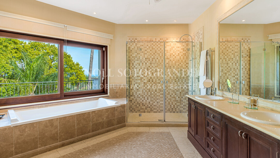 Villa Gaura Bloom - Luxuriöse 6-Schlafzimmer-Villa mit Meerblick in Sotogrande Alto