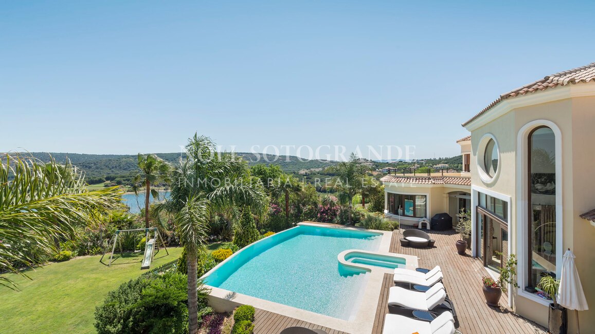 Villa Geranium - Grossartige Villa zum Verkauf mit herrlichem Meerblick Sotogrande.