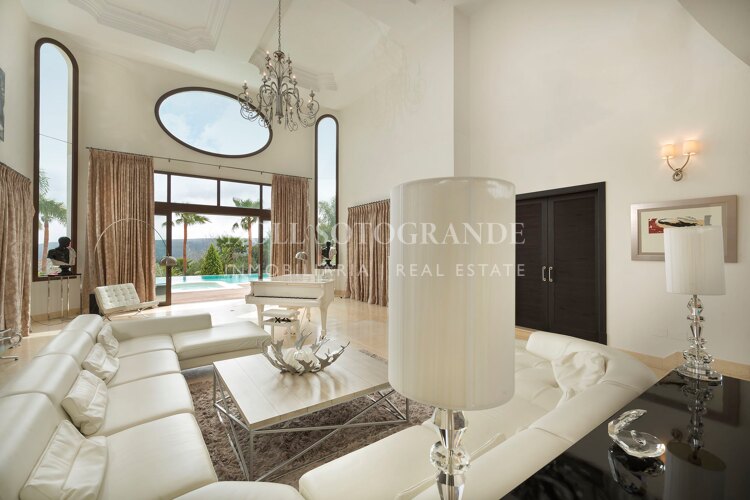 Villa Geranium - Grossartige Villa zum Verkauf mit herrlichem Meerblick Sotogrande.