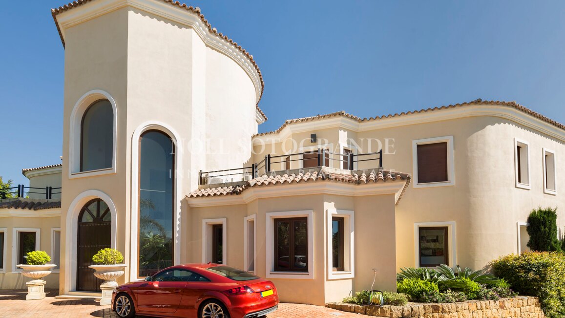 Villa Geranium - Grossartige Villa zum Verkauf mit herrlichem Meerblick Sotogrande.