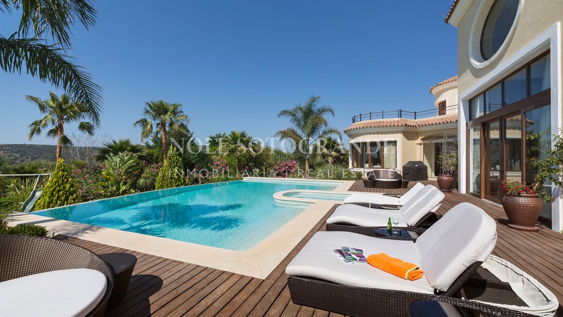 Villa Geranium - Grossartige Villa zum Verkauf mit herrlichem Meerblick Sotogrande.