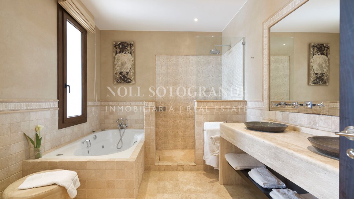 Villa Geranium - Grossartige Villa zum Verkauf mit herrlichem Meerblick Sotogrande.