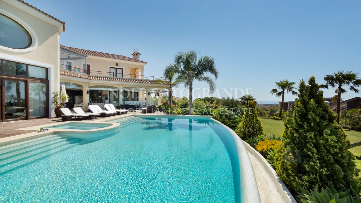 Villa Geranium - Grossartige Villa zum Verkauf mit herrlichem Meerblick Sotogrande.