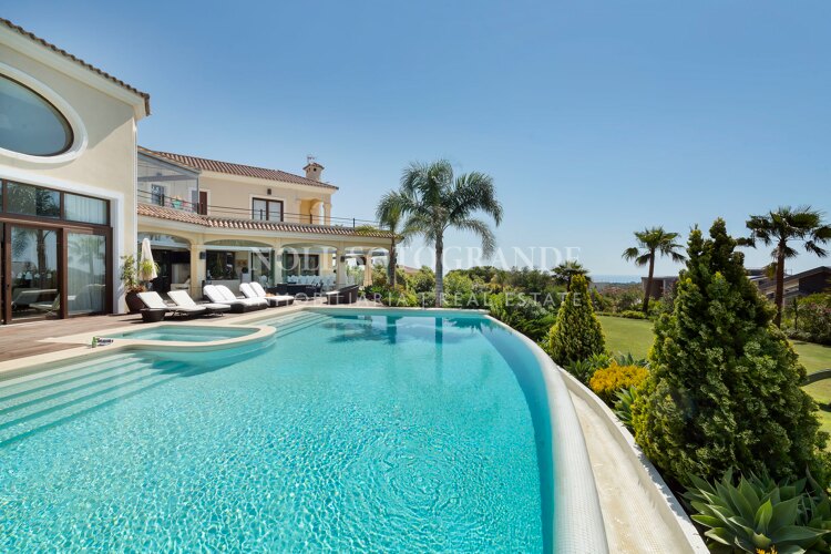 Villa Geranium - Grossartige Villa zum Verkauf mit herrlichem Meerblick Sotogrande.