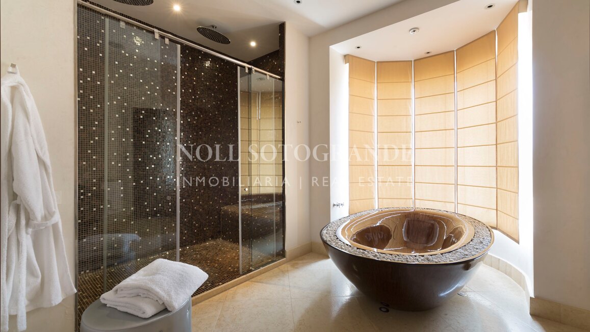 Villa Geranium - Grossartige Villa zum Verkauf mit herrlichem Meerblick Sotogrande.