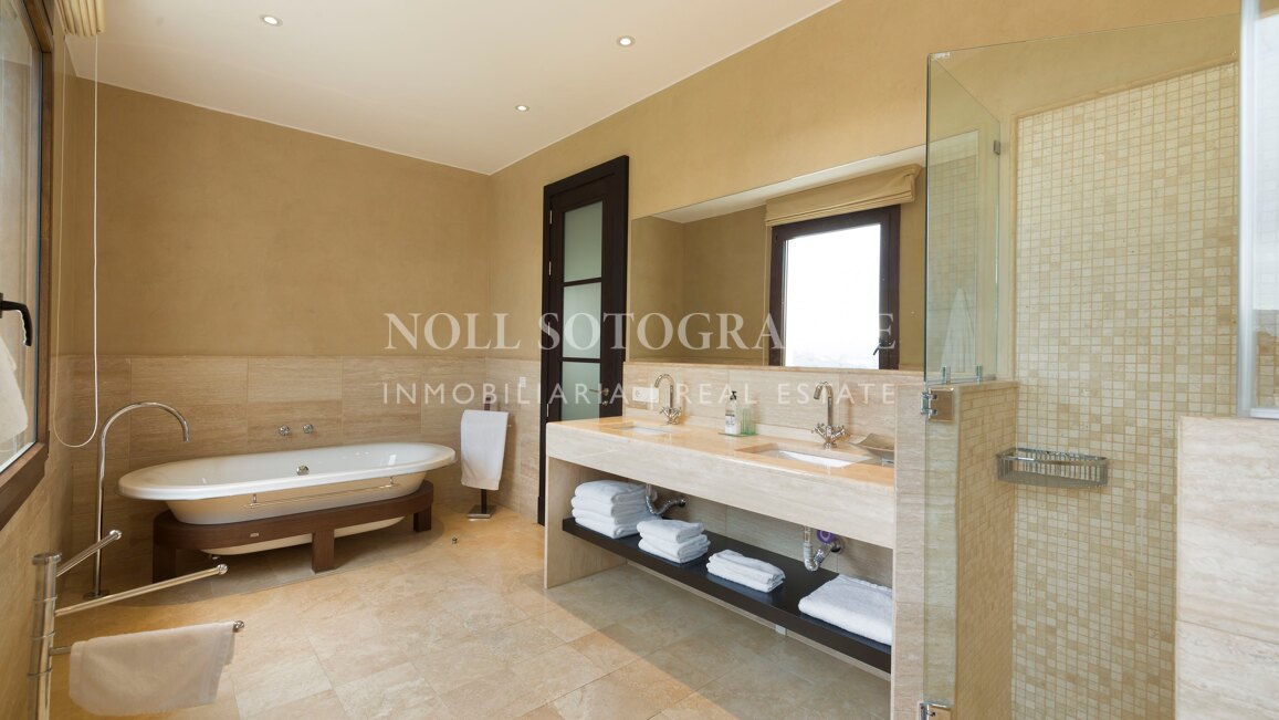 Villa Geranium - Grossartige Villa zum Verkauf mit herrlichem Meerblick Sotogrande.