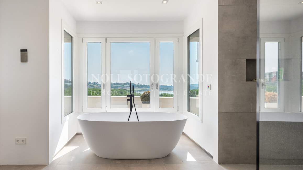 Villa Gentian Blue - Große Familienvilla mit Aussicht zu verkaufen, Sotogrande Alto