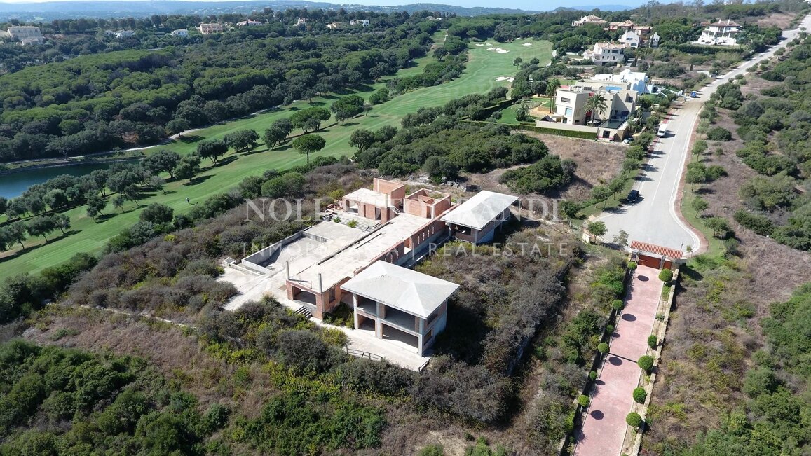 Baugrundstücksprojekt mit herrlicher Aussicht in La Reserva de Sotogrande