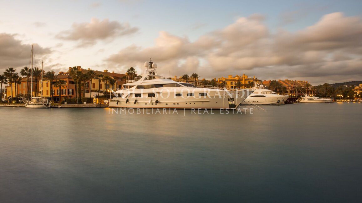 Grundstück zum Verkauf mit Projektideen für eine Villa des berühmten Architekten Gumuchdjian