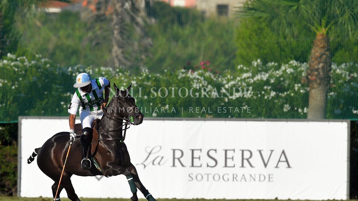 Grundstück zum Verkauf mit Projektideen für eine Villa des berühmten Architekten Gumuchdjian