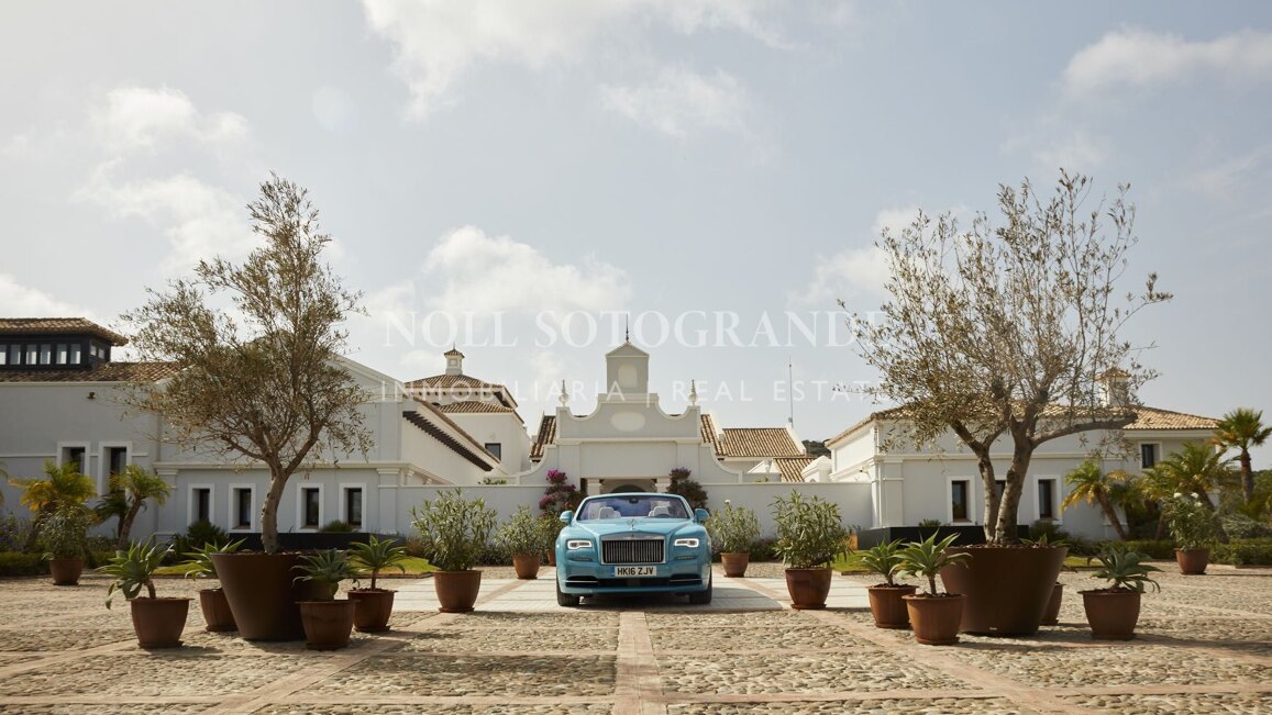 Grundstück zum Verkauf mit Projektideen für eine Villa des berühmten Architekten Gumuchdjian