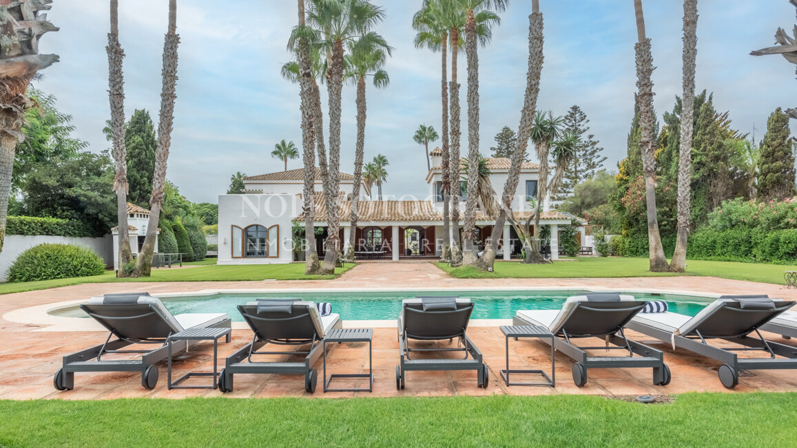 Exklusive 8-Schlafzimmer-Villa am Strand in Kings & Queens, Sotogrande Costa zu vermieten