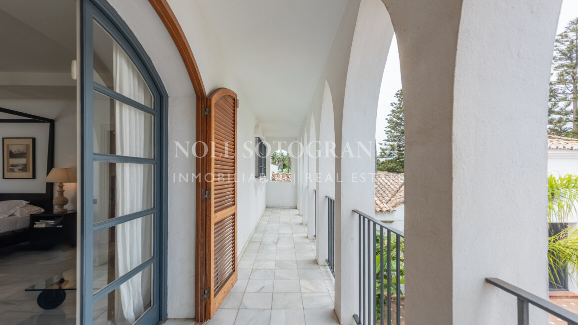 Exklusive 8-Schlafzimmer-Villa am Strand in Kings & Queens, Sotogrande Costa zu vermieten