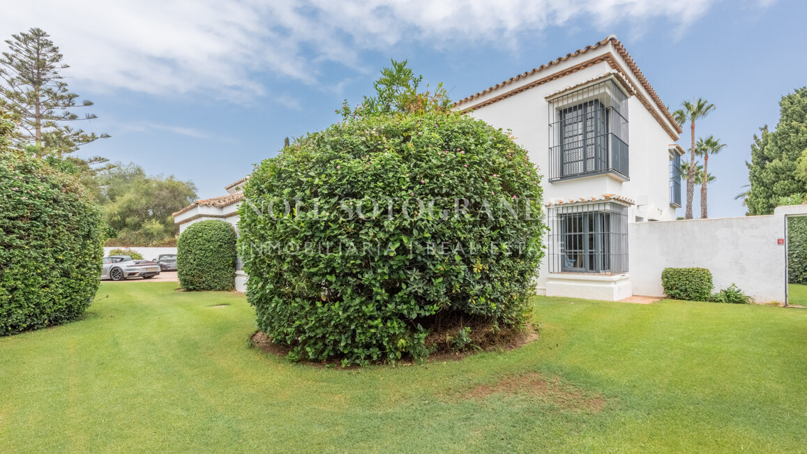 Exklusive 8-Schlafzimmer-Villa am Strand in Kings & Queens, Sotogrande Costa zu vermieten