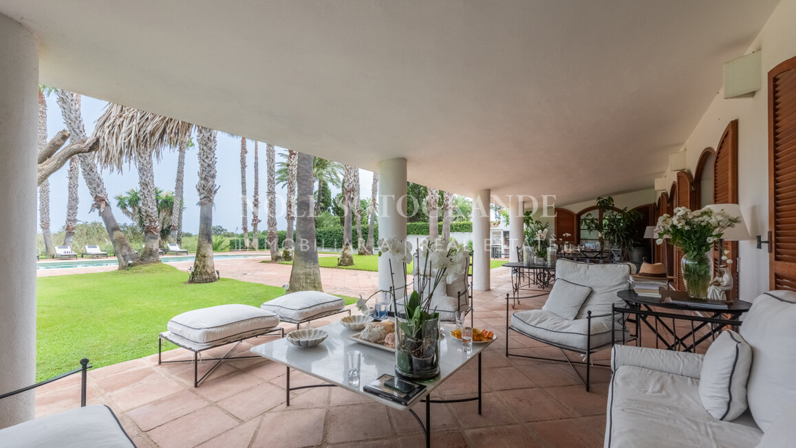 Exklusive 8-Schlafzimmer-Villa am Strand in Kings & Queens, Sotogrande Costa zu vermieten