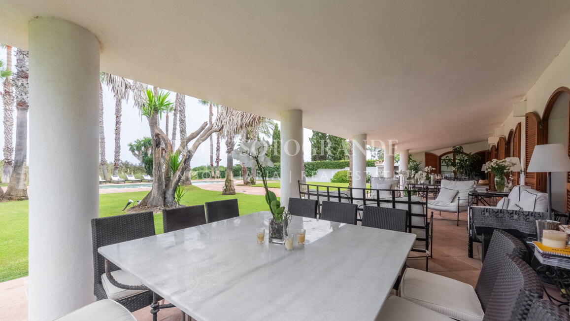 Exklusive 8-Schlafzimmer-Villa am Strand in Kings & Queens, Sotogrande Costa zu vermieten