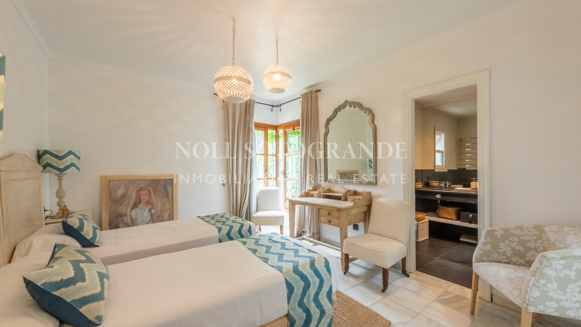 Exklusive 8-Schlafzimmer-Villa am Strand in Kings & Queens, Sotogrande Costa zu vermieten